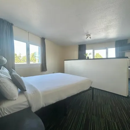 Les Colonnes Strasbourg Zenith Hotel 3*